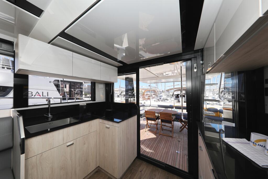 Motor yacht 