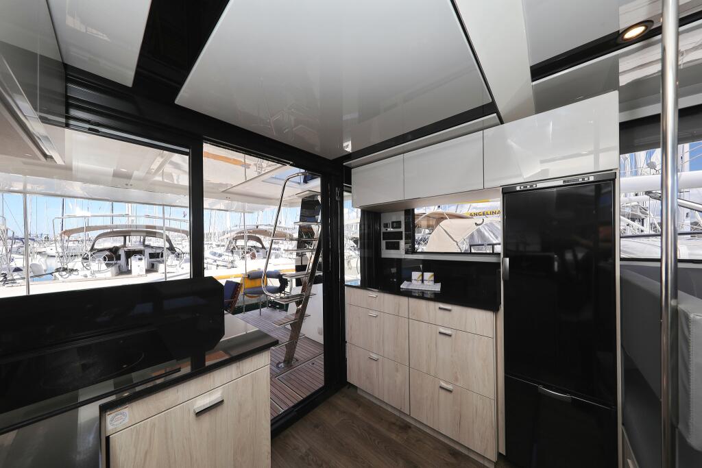 Motor yacht 