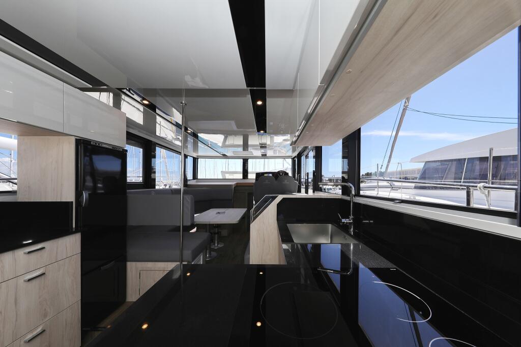 Motor yacht 