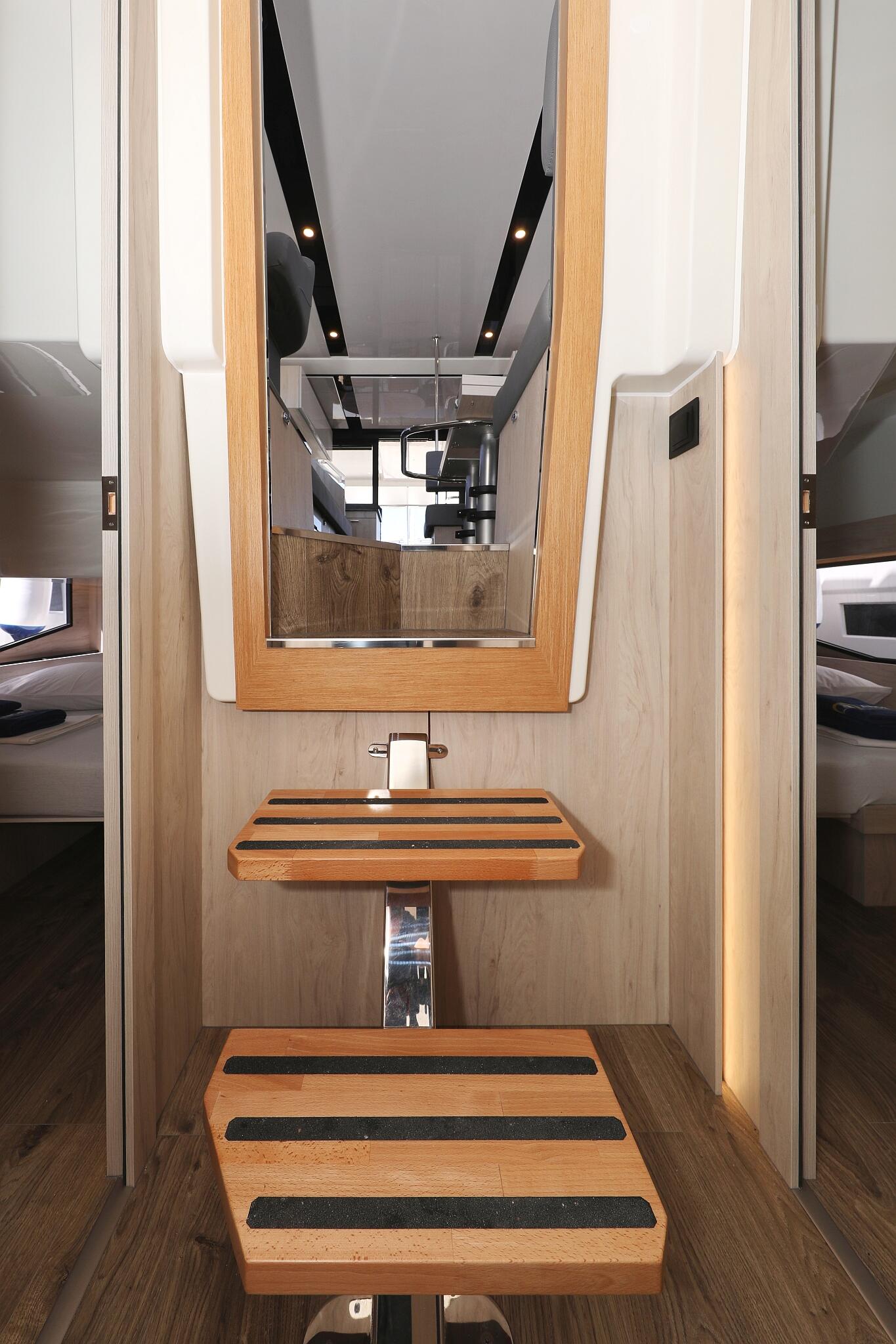 Motor yacht 