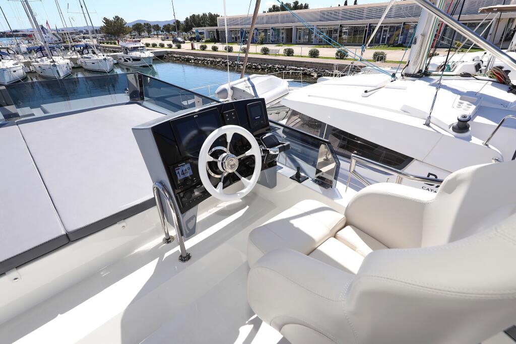 Motor yacht 