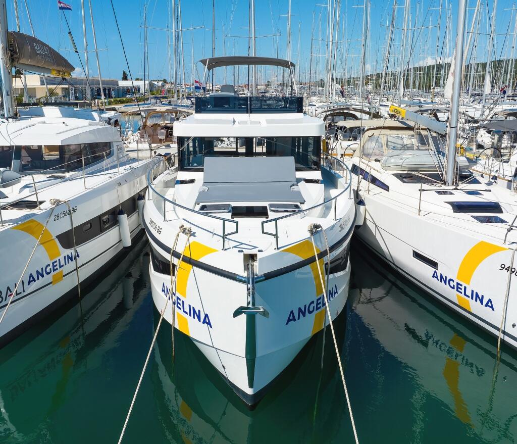 Motor yacht 