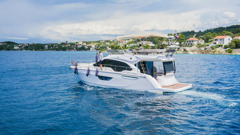 Motor yacht 