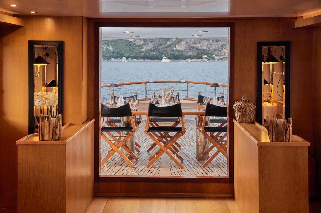 Luxury motor yacht 