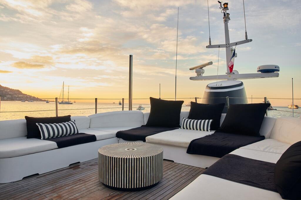 Luxury motor yacht 