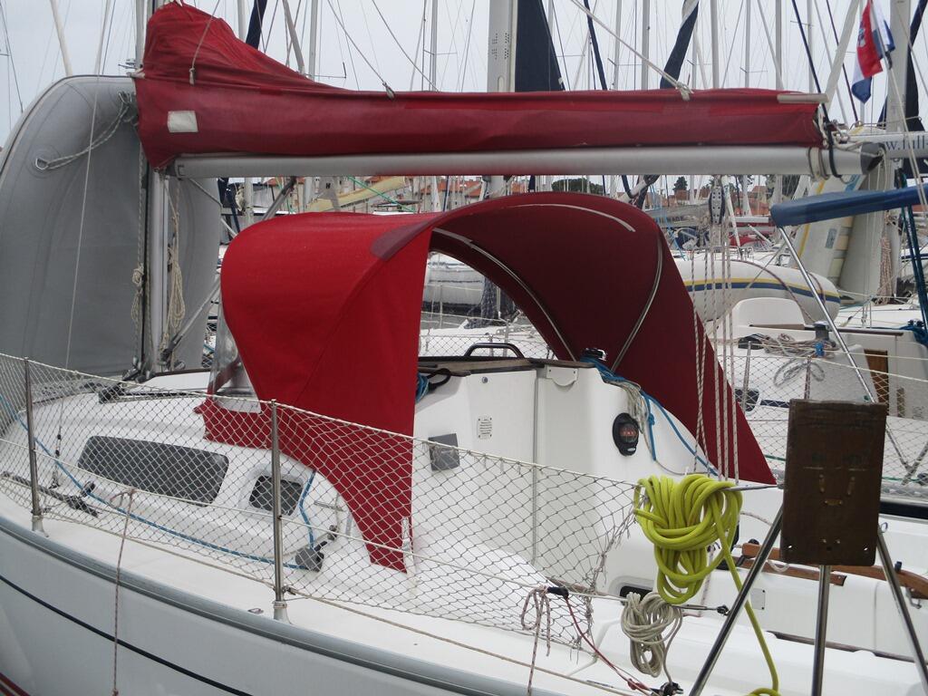 Sailing yacht 