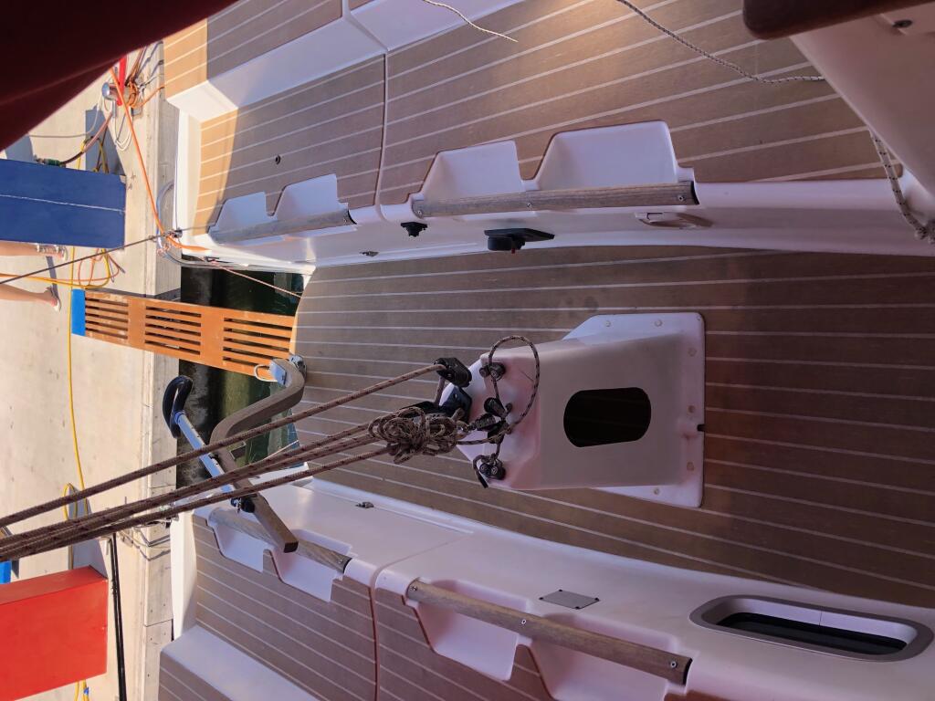 Sailing yacht 