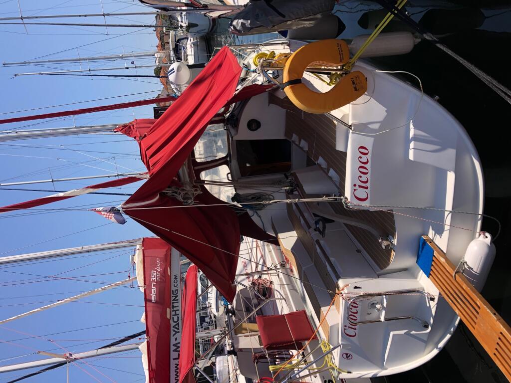 Sailing yacht 