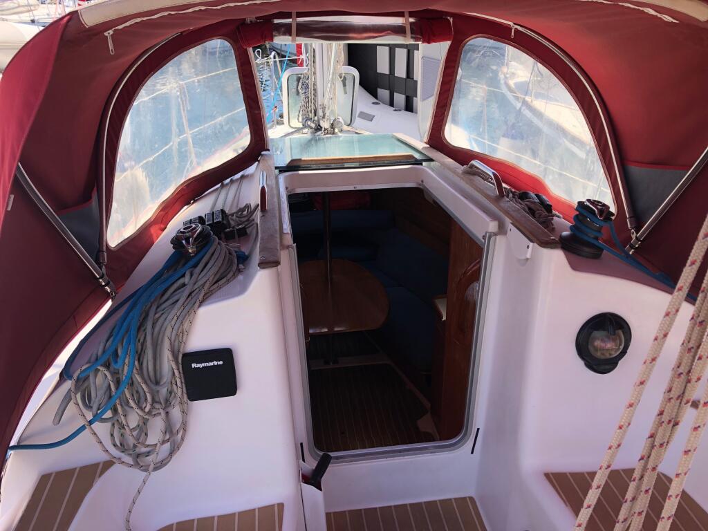 Sailing yacht 