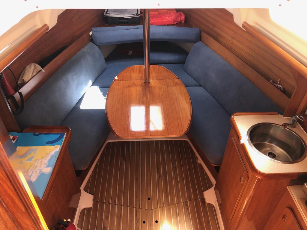 Sailing yacht 