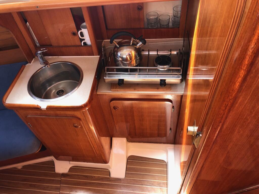 Sailing yacht 