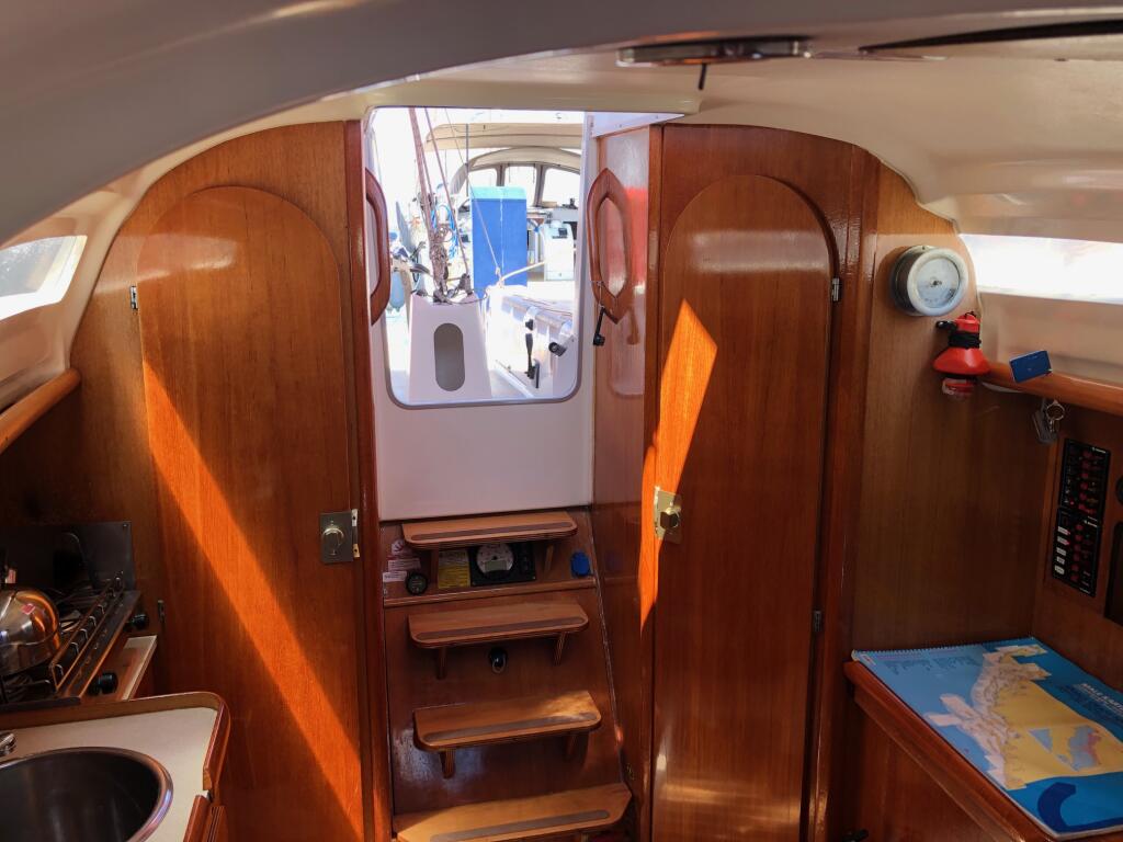 Sailing yacht 