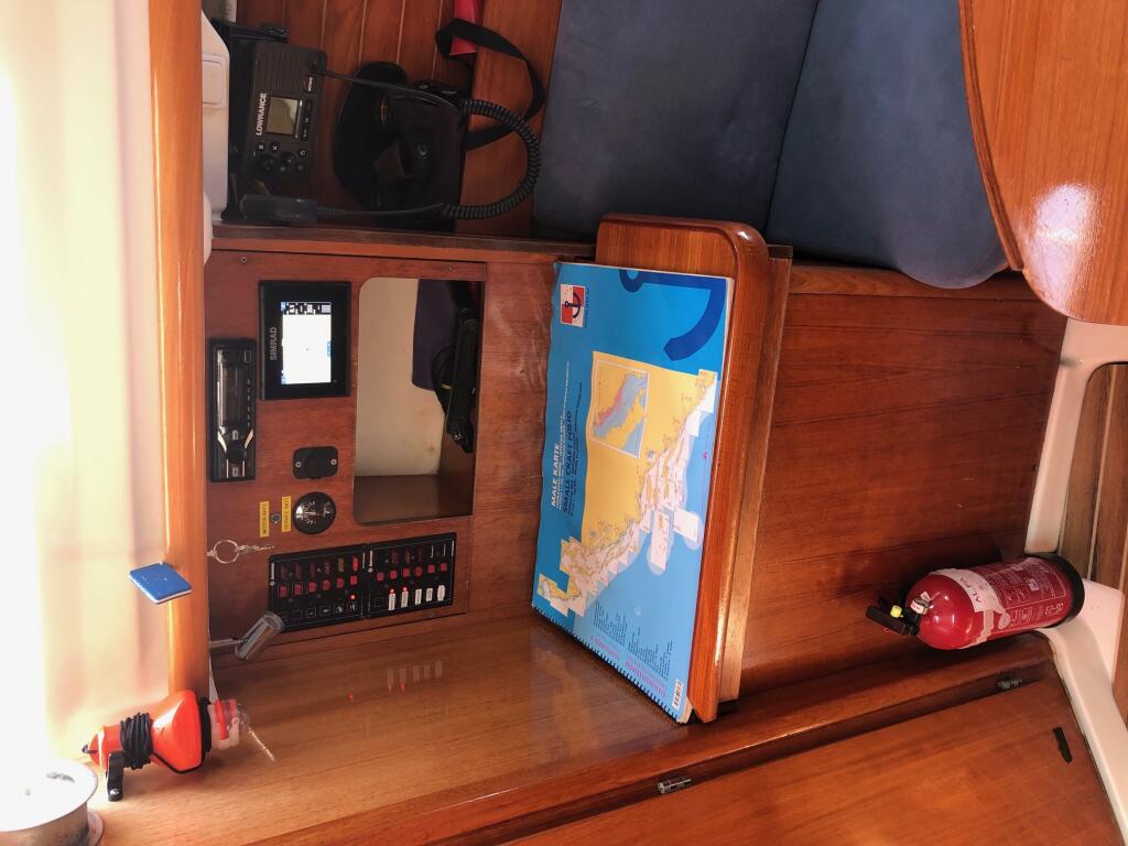 Sailing yacht 