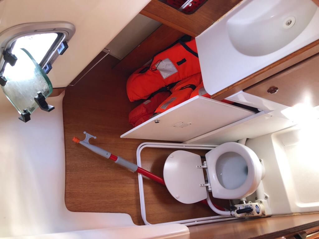 Sailing yacht 
