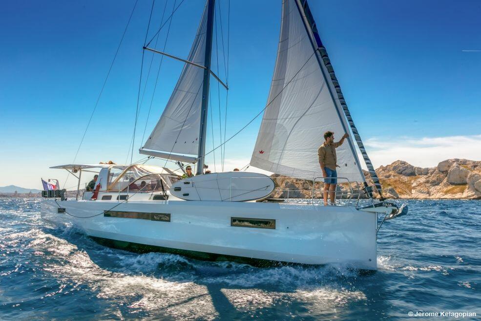 Sailing yacht 