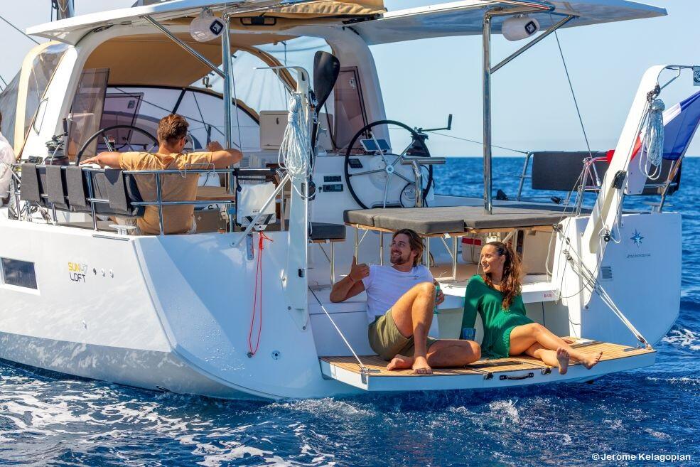 Sailing yacht 