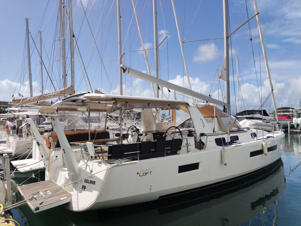 Sailing yacht 