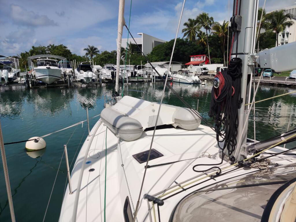Sailing yacht 