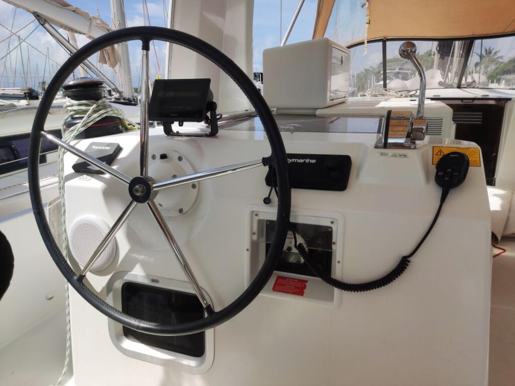 Sailing yacht 