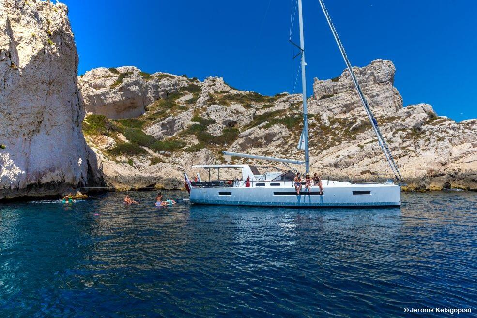 Sailing yacht 