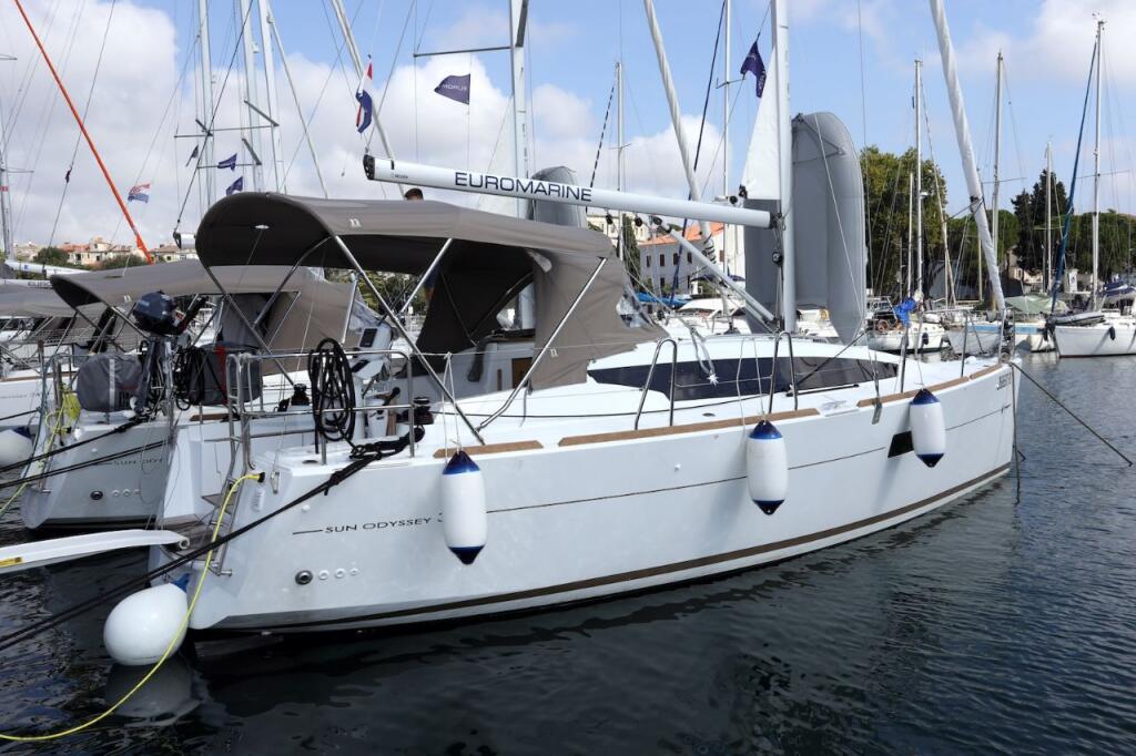 Sailing yacht 