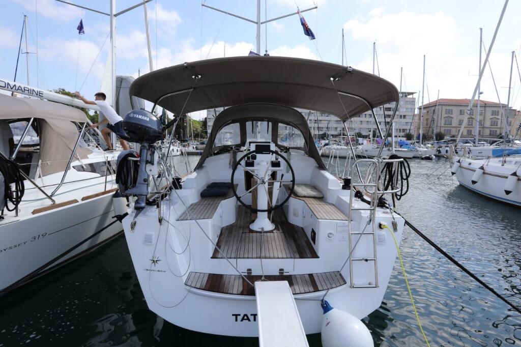 Sailing yacht 
