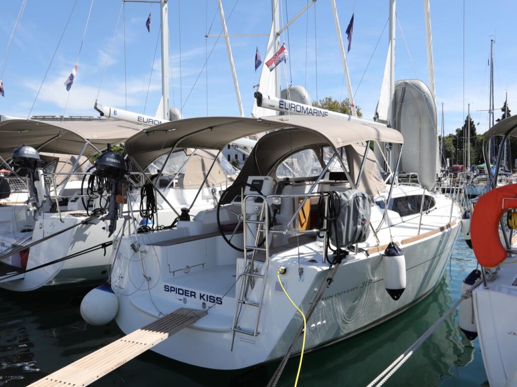 Sailing yacht 
