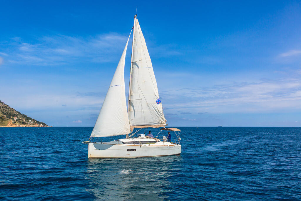 Sailing yacht 