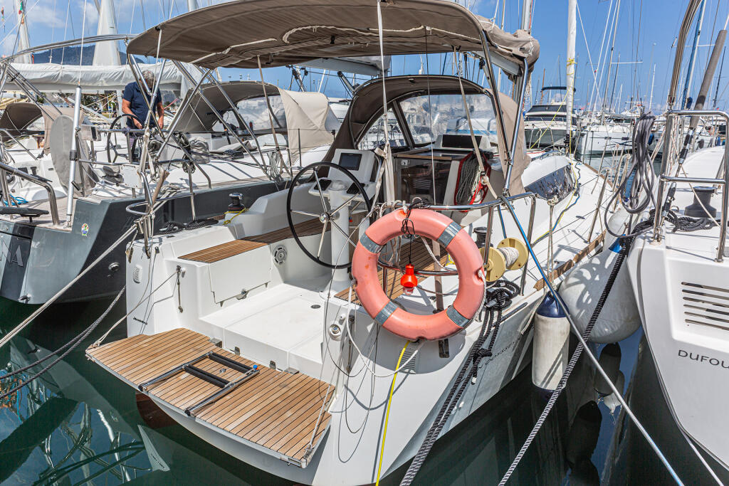 Sailing yacht 