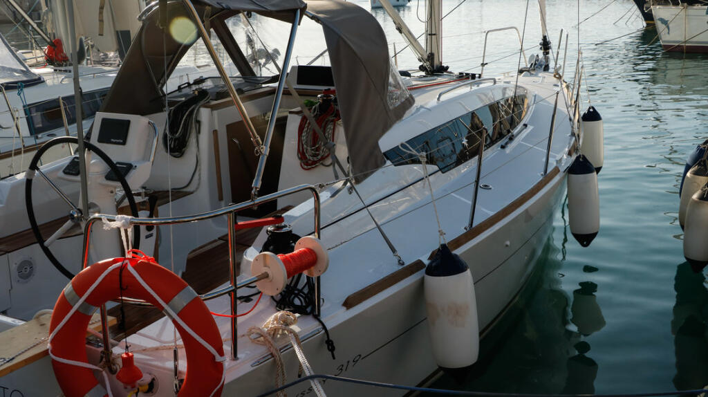 Sailing yacht 