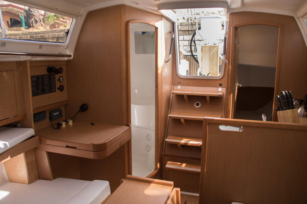 Sailing yacht 