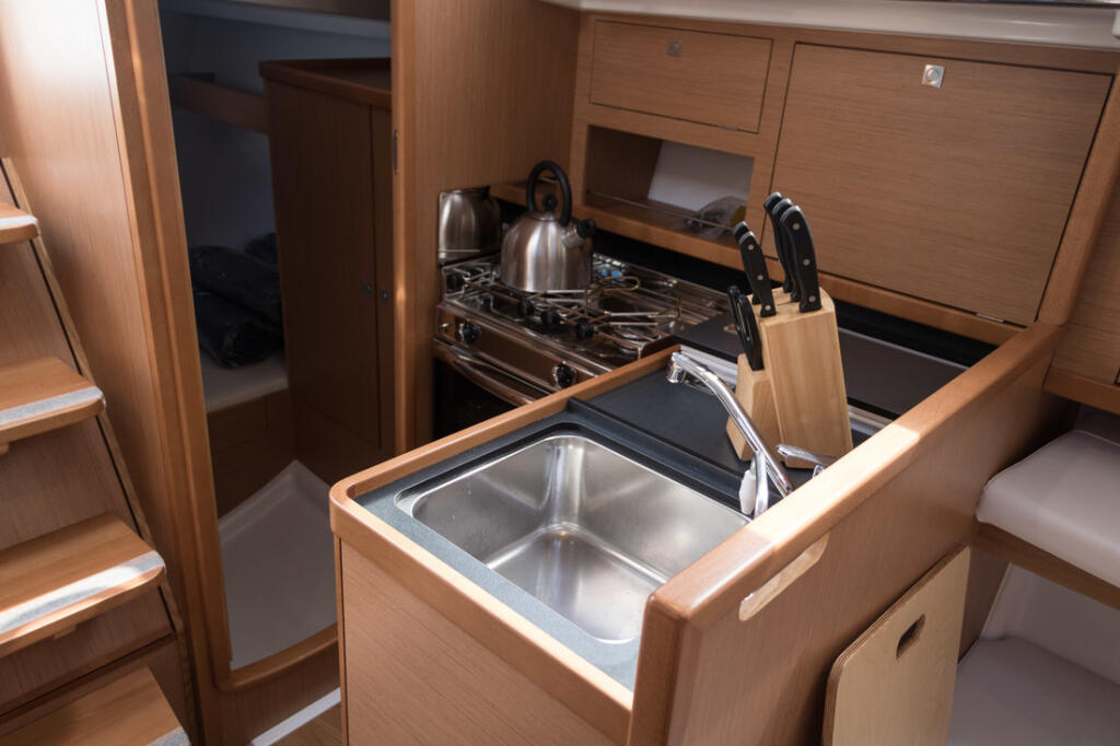 Sailing yacht 