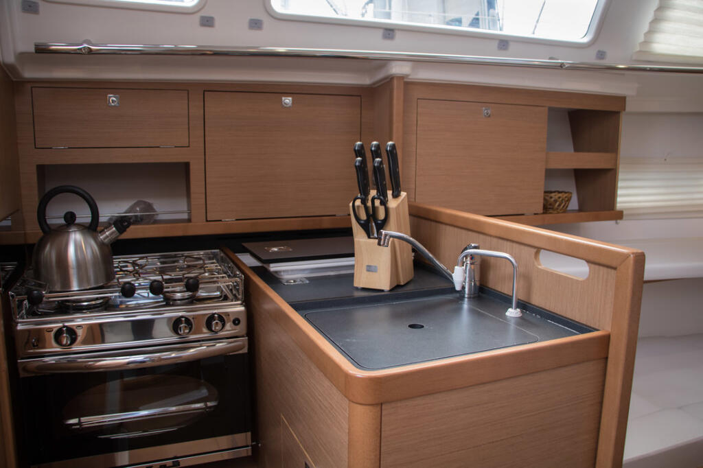 Sailing yacht 
