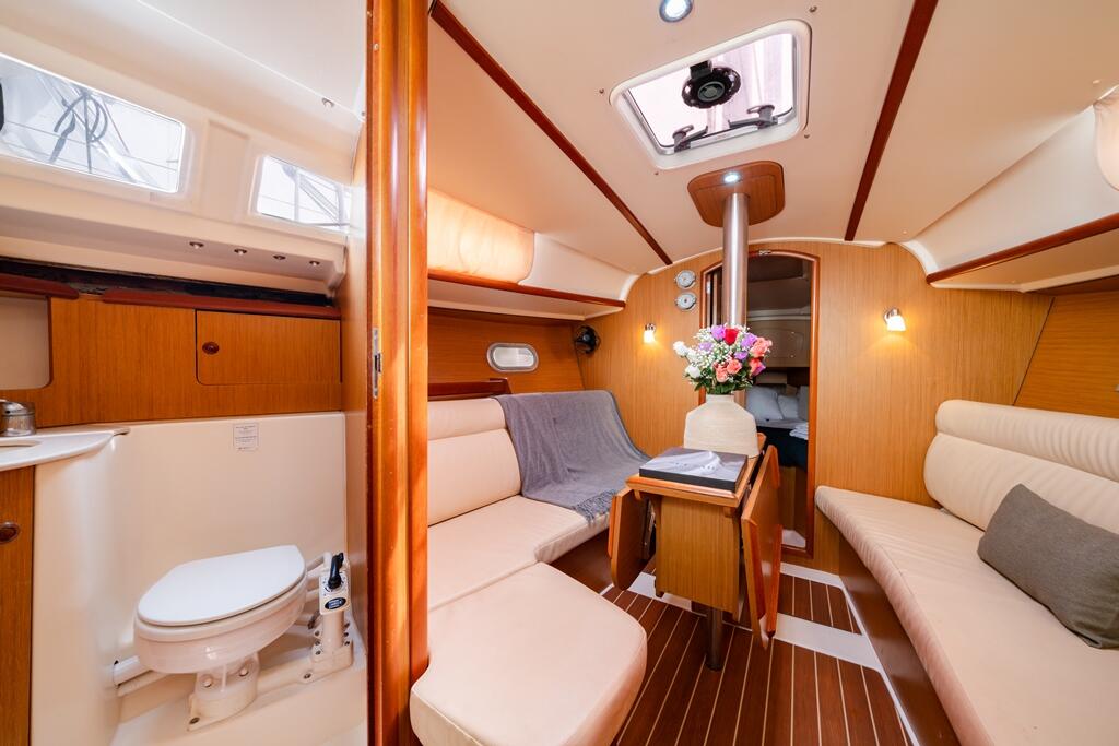 Sailing yacht 