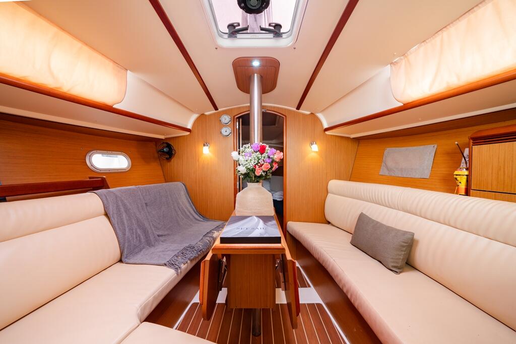 Sailing yacht 