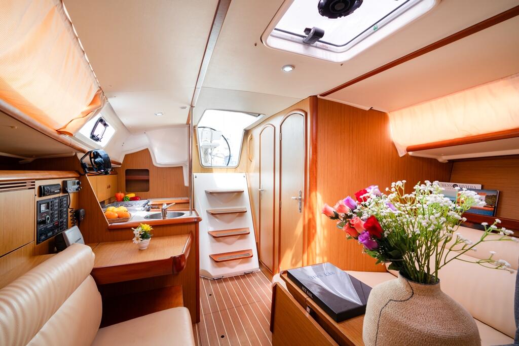 Sailing yacht 