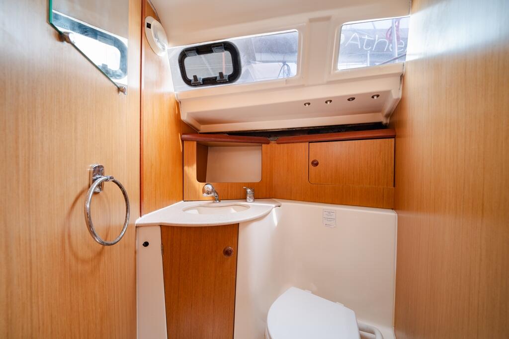 Sailing yacht 