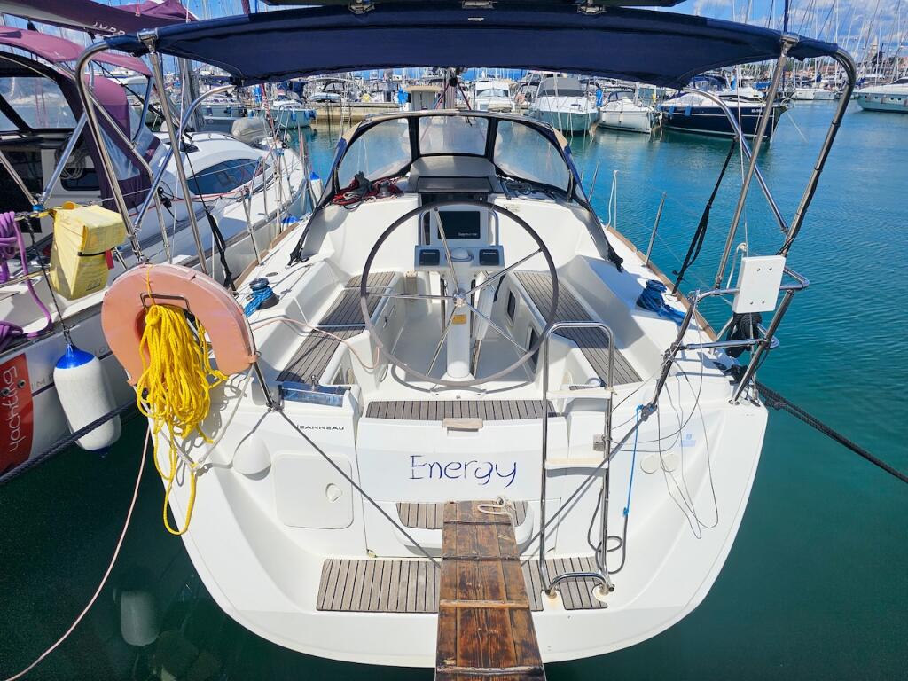 Sailing yacht 