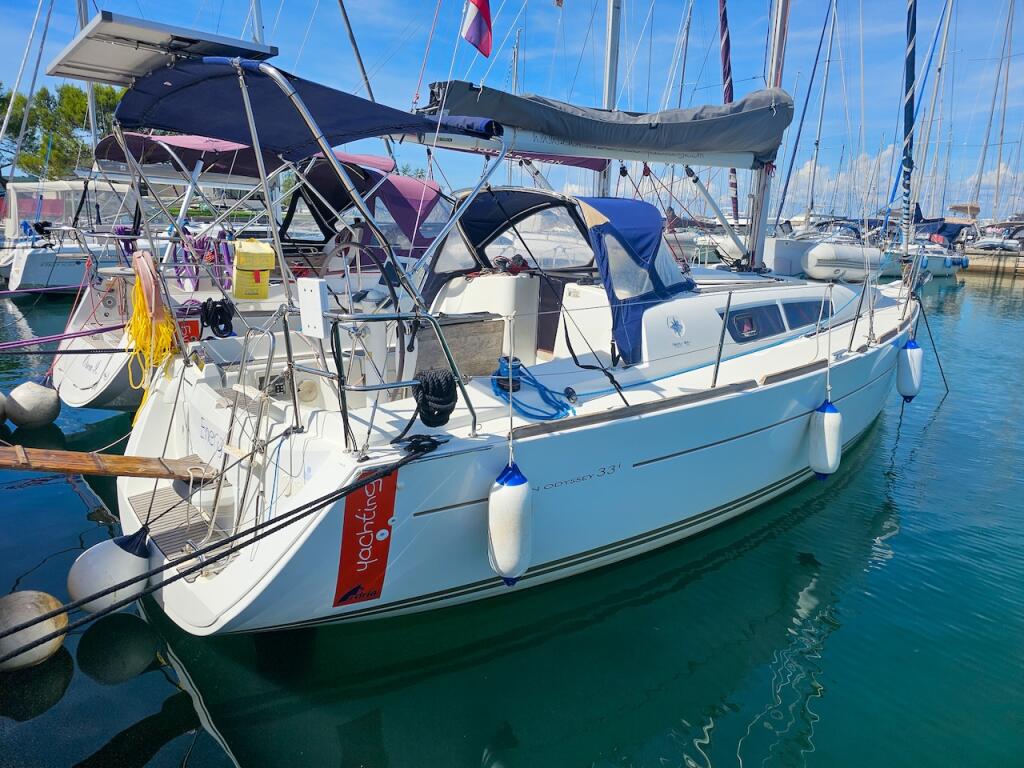 Sailing yacht 
