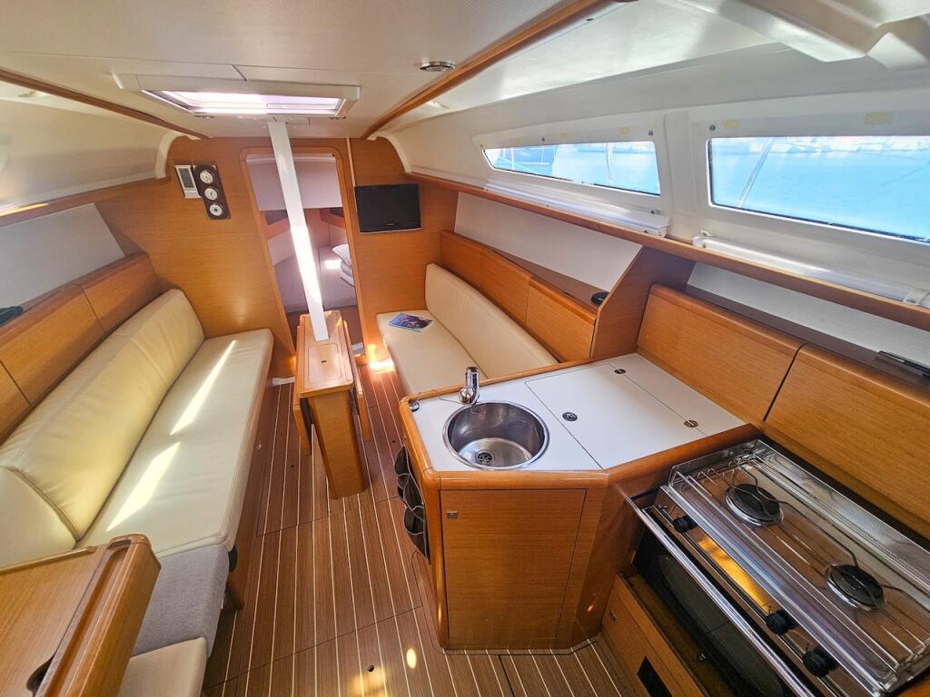 Sailing yacht 