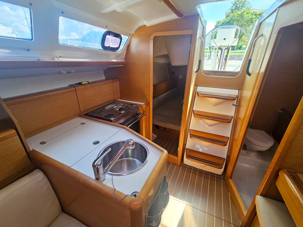 Sailing yacht 