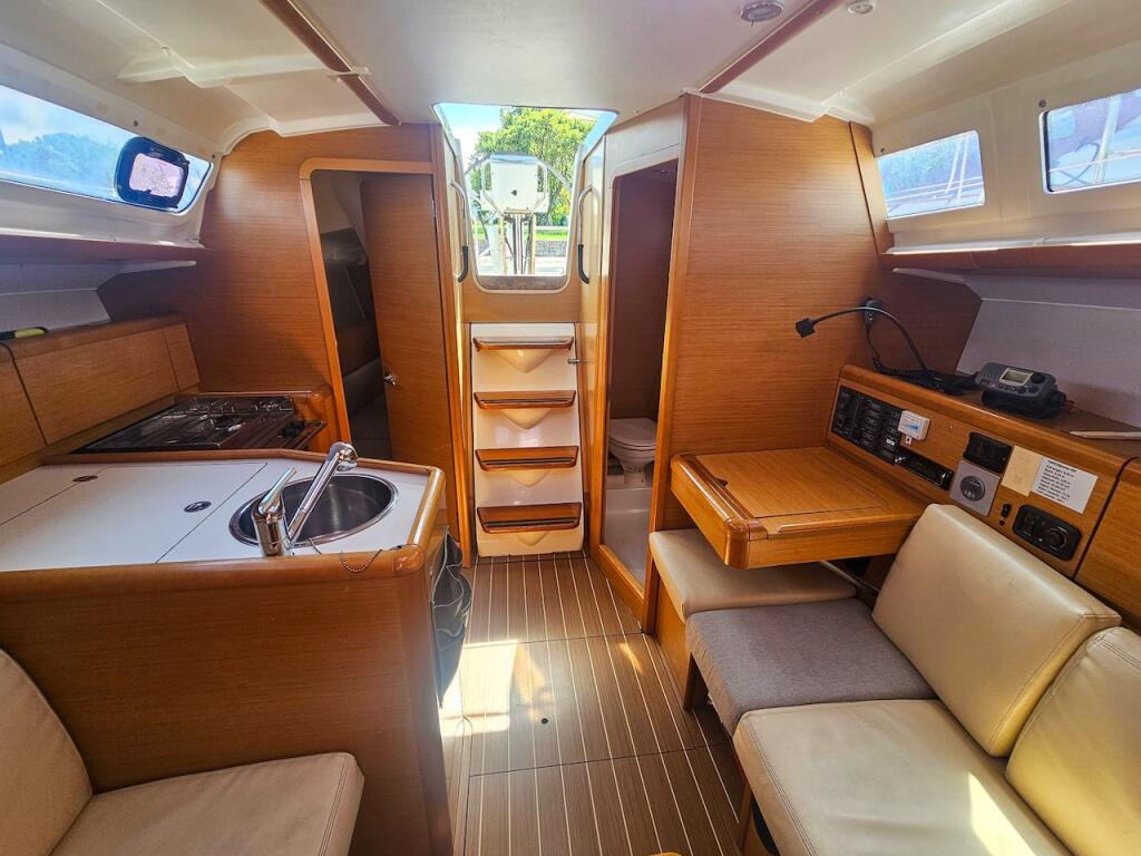 Sailing yacht 