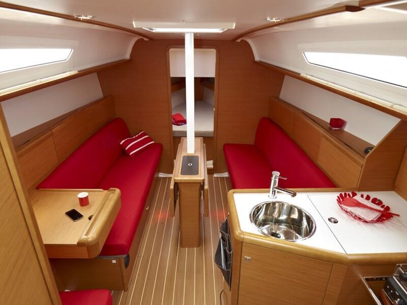 Sailing yacht 