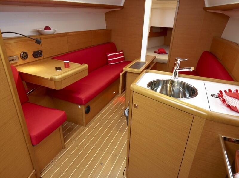Sailing yacht 