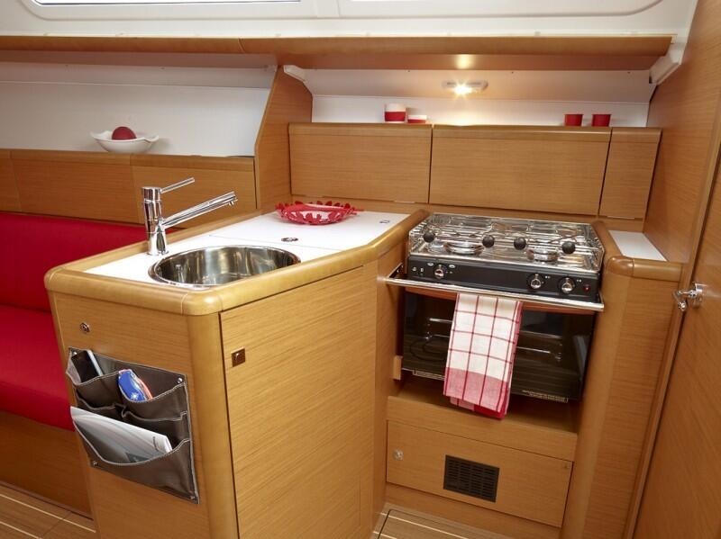 Sailing yacht 