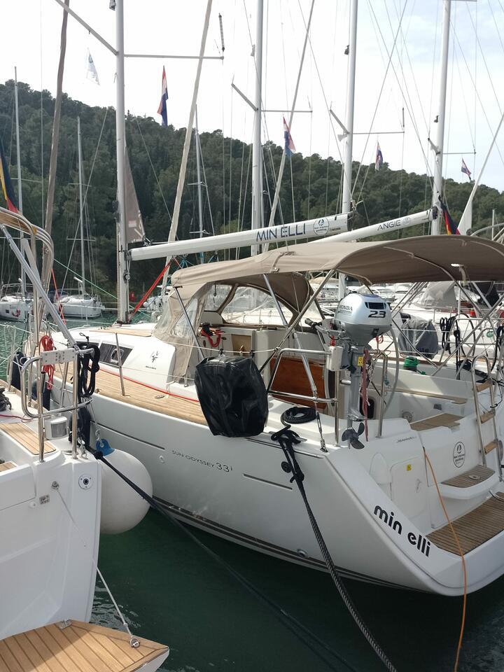 Sailing yacht 