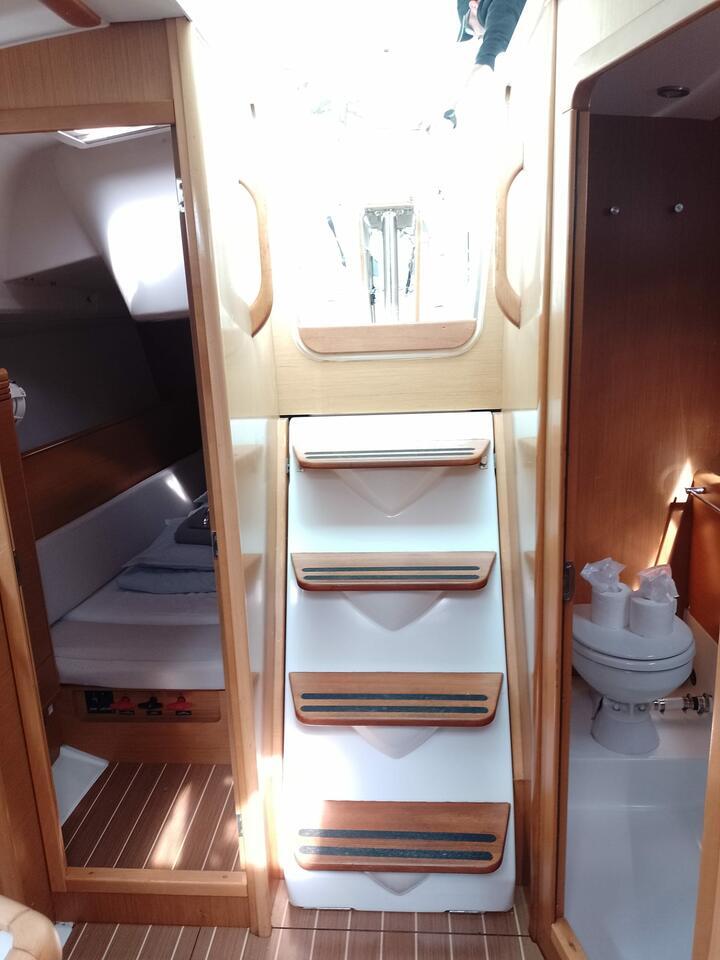 Sailing yacht 