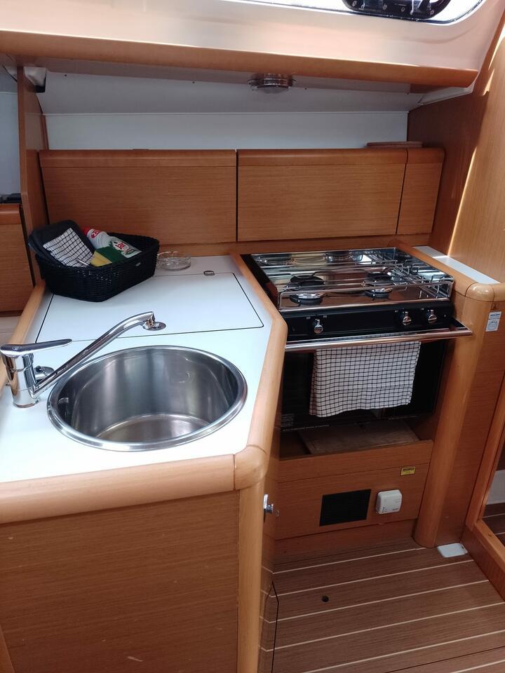Sailing yacht 