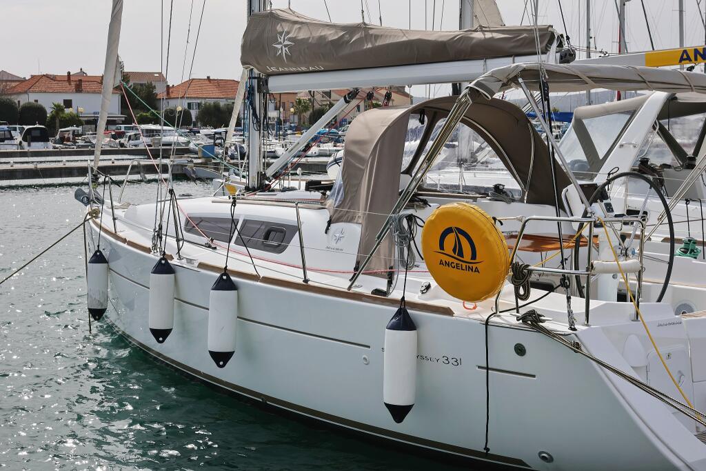 Sailing yacht 