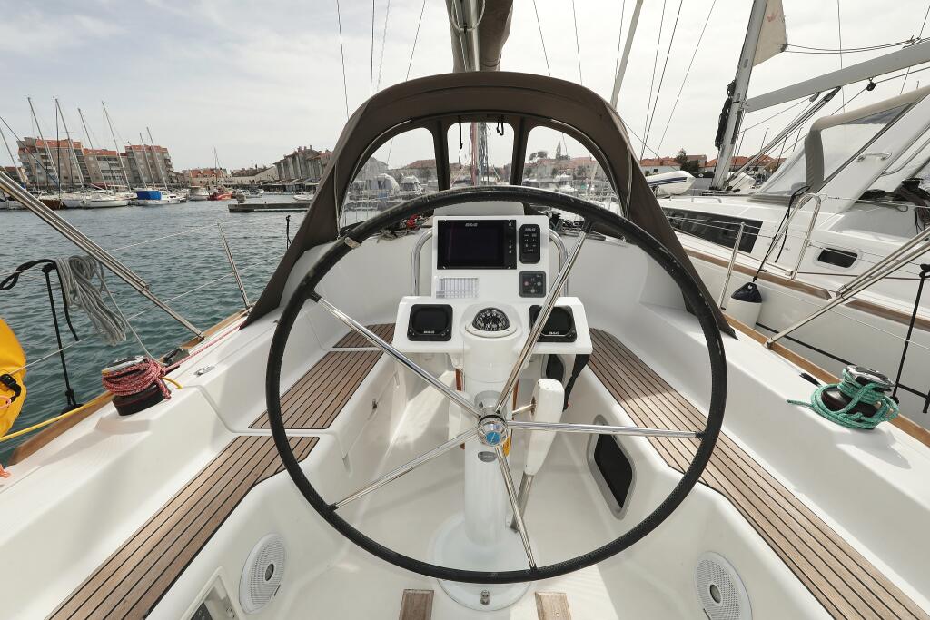 Sailing yacht 